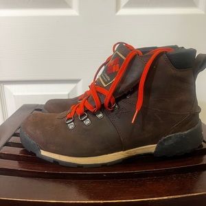 Columbia men’s Original Alpine boots, brown, size 9.